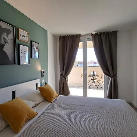 Bright With Terrace And Free Parking * 밀라노