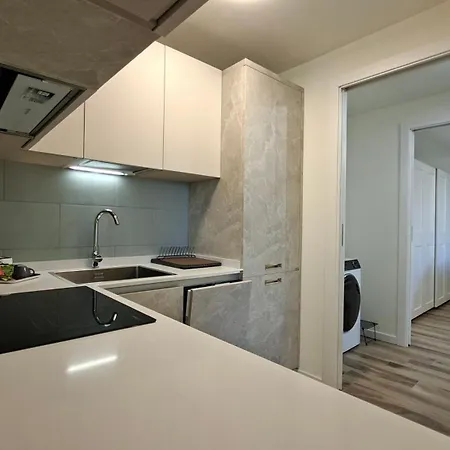 아파트 Bright With Terrace And Free Parking 밀라노