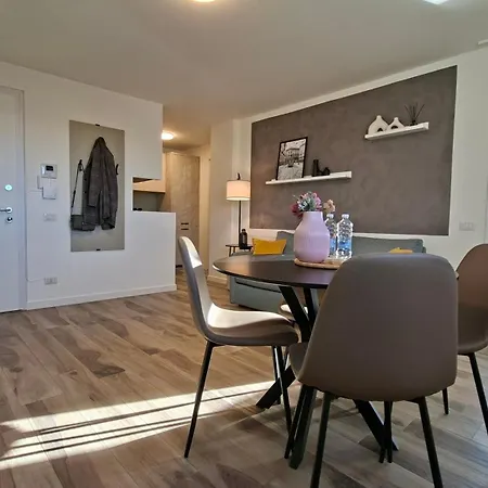 Bright With Terrace And Free Parking 아파트
