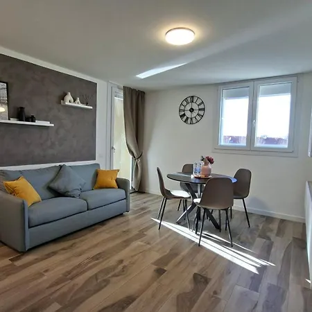 Bright With Terrace And Free Parking 아파트
