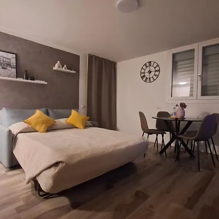 Bright With Terrace And Free Parking 아파트